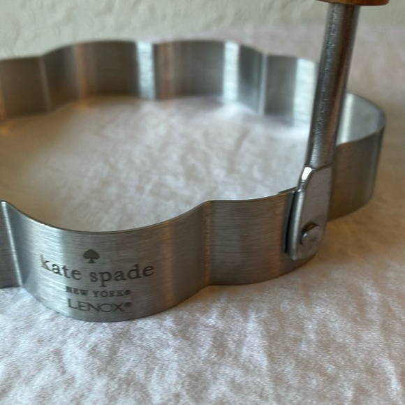 Kate Spade: Heart & Flower Cookie Cutters/Egg mold- set of 2 - Picture 3 of 16